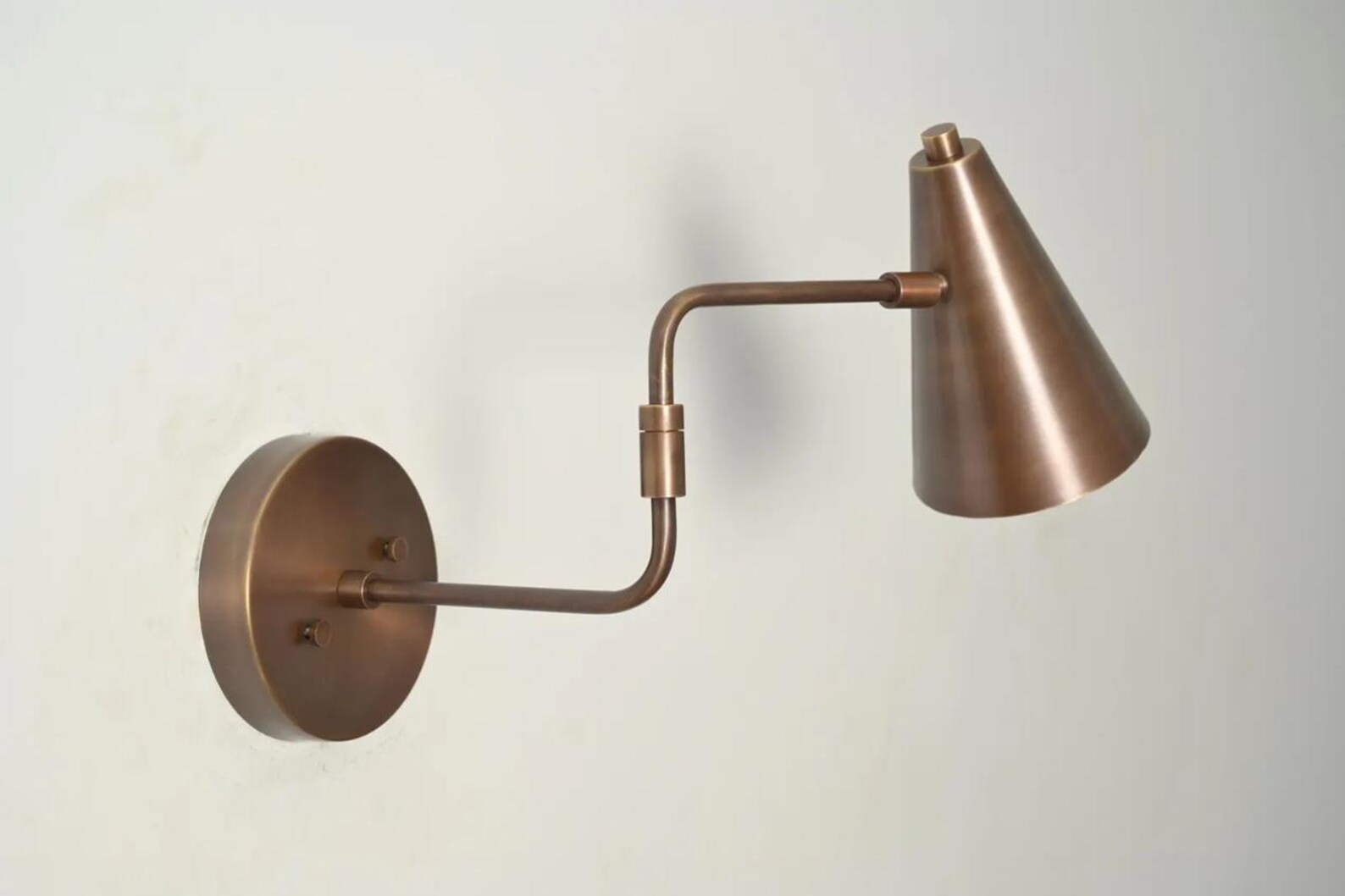 Handcrafted brass wall lamp with single light illumination — photo 1